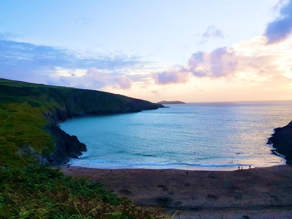Wild Coastal Retreat At Troed Y Rhiw Aberporth, West Wales Сasa de vacaciones Aberporth